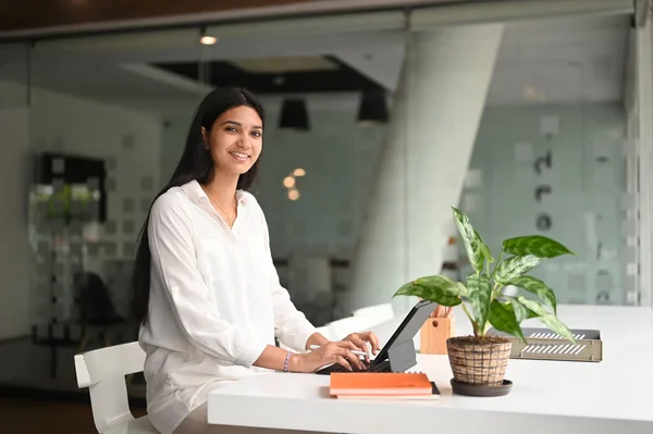 Una Bella Donna Sta Usando Tablet Computer Con Una Custodia — Foto Stock