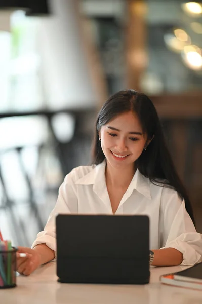 Jeune Femme Travaillant Avec Tablette Numérique Dans Bureau Moderne — Photo