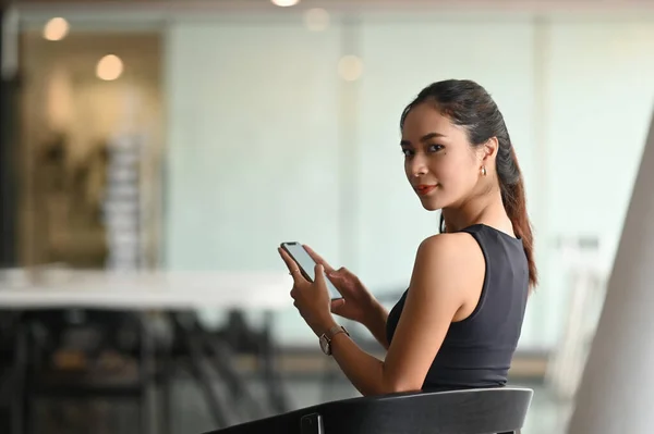 Güzel Bir Kadın Ofiste Otururken Cep Telefonu Kullanıyor — Stok fotoğraf