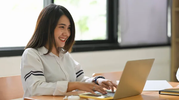 Uma Mulher Está Digitando Laptop Computador Que Colocar Uma Mesa — Fotografia de Stock