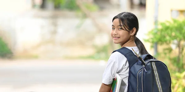 Seorang Anak Sekolah Memegang Peralatan Melukis Dan Membawa Tas Sekolah — Stok Foto