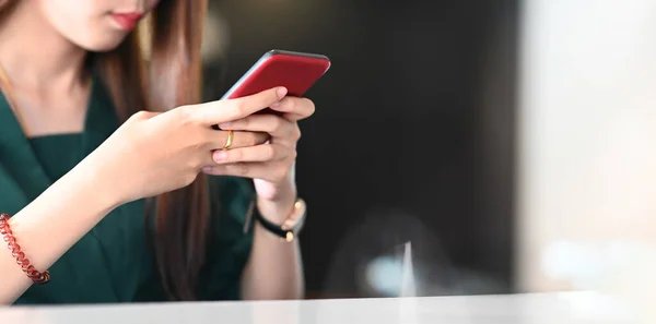 Dłonie Kobiety Używają Telefonu Komórkowego Siedząc Salonie — Zdjęcie stockowe