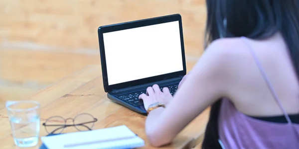 Кадром Красивої Жінки Працює Білим Порожнім Екраном Комп Ютерний Ноутбук — стокове фото