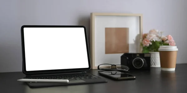 Espace Travail Est Entouré Par Une Tablette Ordinateur Écran Blanc — Photo