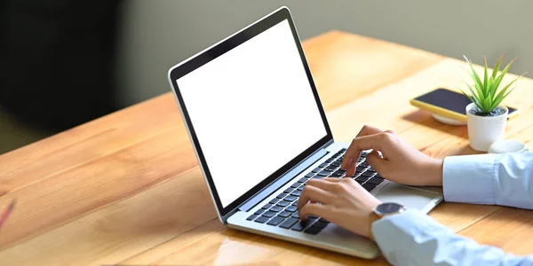 Mãos Está Digitando Teclado Laptop Mesa Trabalho Madeira — Fotografia de Stock