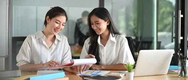 Kantoorvrouwen Werken Samen Aan Het Houten Bureau Een Vergaderruimte Als — Stockfoto