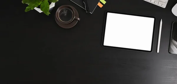 Horní Pohled Obrázek Bílé Prázdné Obrazovky Počítač Tablet Kancelářské Vybavení — Stock fotografie
