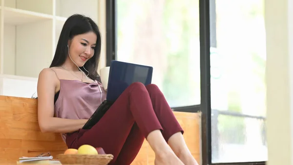 Uma Mulher Está Relaxando Com Laptop Computador Enquanto Está Sentada — Fotografia de Stock