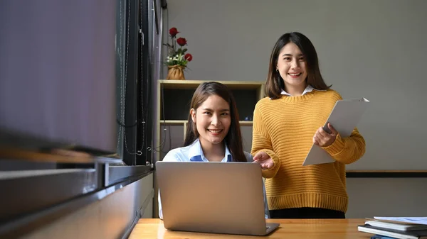 Portrait Two Women Together Computer Laptop Document File Wooden Desk — Stockfoto