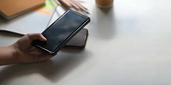 Mano Femenina Sosteniendo Teléfono Móvil Cargador Inalámbrico — Foto de Stock