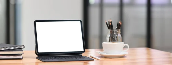Tablet Computador Branco Branco Está Colocando Uma Mesa Trabalho Madeira — Fotografia de Stock