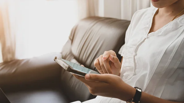 Ein Ausgeschnittenes Bild Einer Frau Mit Einem Weißen Smartphone Auf — Stockfoto