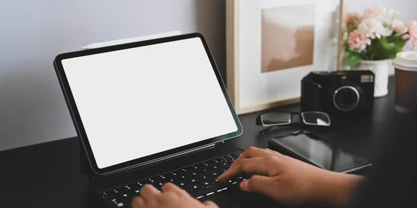 Mãos Estão Digitando Teclado Tablet Computador Tela Branco — Fotografia de Stock