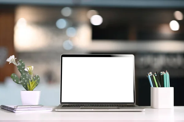 Modern Çalışma Masasında Çeşitli Ekipmanlarla Çevrili Beyaz Beyaz Ekranlı Bilgisayar — Stok fotoğraf