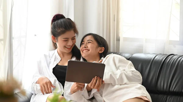 Lesbian Ζευγάρι Χαλαρώνουν Ένα Tablet Υπολογιστή Ενώ Κάθονται Μαζί Στον — Φωτογραφία Αρχείου