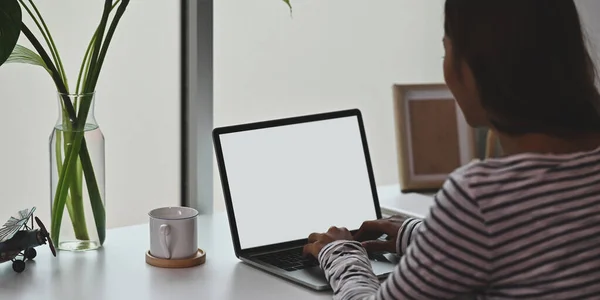 Δημιουργική Γυναίκα Που Εργάζονται Λευκό Κενό Οθόνη Υπολογιστή Laptop Που — Φωτογραφία Αρχείου