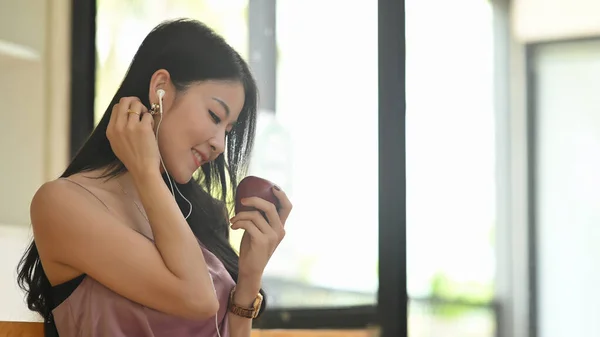 Jovem Mulher Asiática Está Ouvindo Música Segurando Uma Maçã Mão — Fotografia de Stock