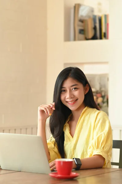 Young Woman Smiling While Sitting Front Her Computer Laptop Wooden — Stock Photo, Image