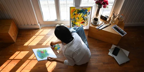 Immagine Vista Dall Alto Artista Donna Mescolando Colore Olio Mentre — Foto Stock