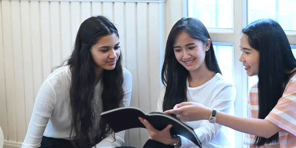 Üniversite Öğrencileri Oturma Odasında Birlikte Otururken Konuşuyor Dergi Okuyorlar — Stok fotoğraf