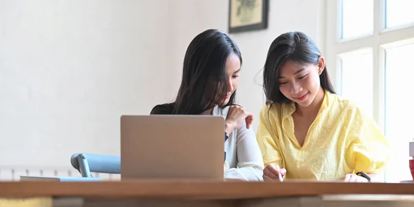 Zakenmensen Werken Samen Aan Houten Tafel — Stockfoto