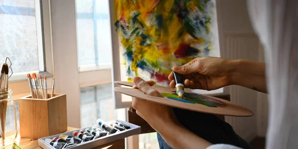 Corte Tiro Artista Feminino Misturando Tintas Óleo Paleta Com Tela — Fotografia de Stock