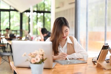 Stylus kalemle dijital tablet çizen iş kadını.