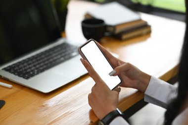 Kırpılmış görüntü kadını cep telefonunu ekranda kırpma yolu ile tutuyor.