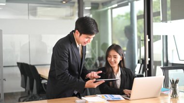 İş arkadaşı toplantı odasında dijital tabletle toplantı yapıyor.