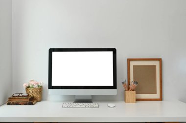 Modern oturma odasındaki beyaz masanın üstündeki boş bilgisayarın kopyasını yap..