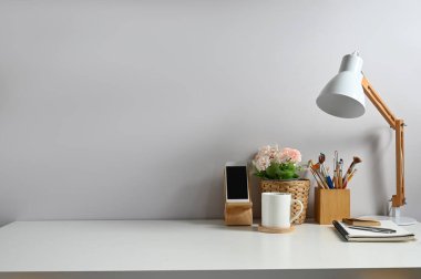 Kahve fincanı, bitki, lamba, ofis gereçleri ve modern merkez ofisteki fotokopi alanlarıyla çok az kullanılabilir..