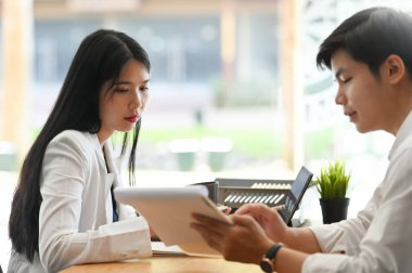 İş adamı iş arkadaşlarıyla toplantı odasında yeni bir proje hakkında konuşuyor..