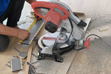 Kereste fabrikasında ahşap işleme işi yapan bir marangozun yakın çekimi..