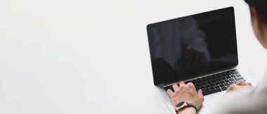 Adam, beyaz çalışma alanında bilgisayar kullanıyor, uzay konseptini kopyala.