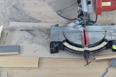 Kesilmiş el dairesel testeresi kereste fabrikasının zemininde..