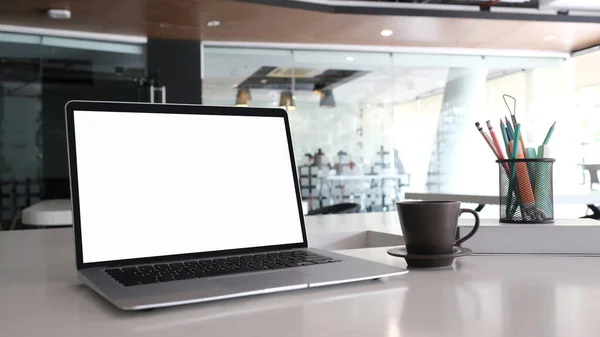 Nahaufnahme Des Arbeitsbereichs Mit Leerem Bildschirm Laptop Kaffeetasse Und Bürobedarf — Stockfoto