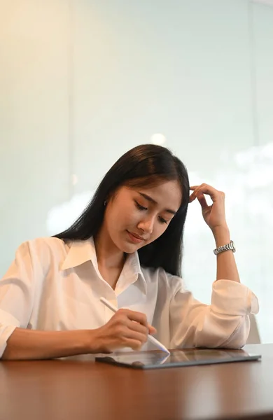 Νεαρή Γυναίκα Που Χρησιμοποιεί Στυλό Stylus Planing Έργο Της Ψηφιακό — Φωτογραφία Αρχείου
