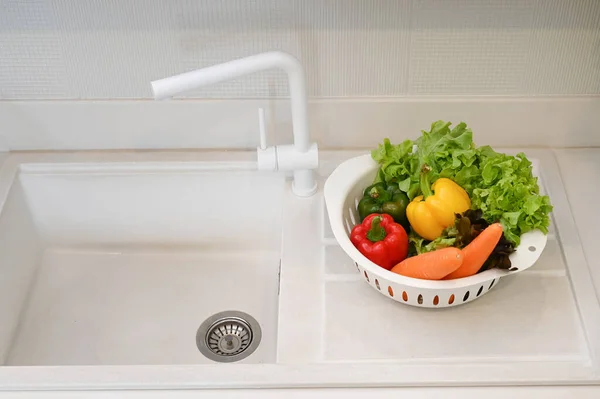 Copy Space Sweet Pepper Lettuces Carrots Basket White Kitchen Sink — Stock Photo, Image