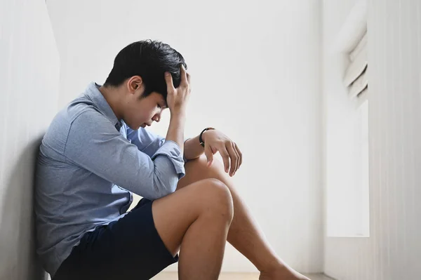 Retrato Hombre Triste Deprimido Sentado Pasarela Condominio Oficina Con Estado —  Fotos de Stock