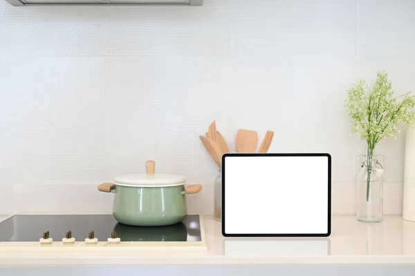 Utensílios Cozinha Tablet Com Tela Branca Balcão Cozinha Moderna — Fotografia de Stock