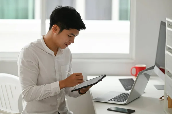 Asia Designer Pracuje Domu Tabletem Cyfrowym — Zdjęcie stockowe