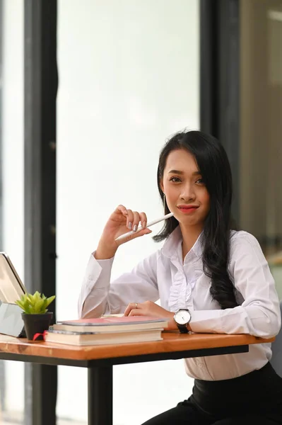 Jovem Mulher Asiática Olhando Para Câmera Sentado Escritório Local Trabalho — Fotografia de Stock