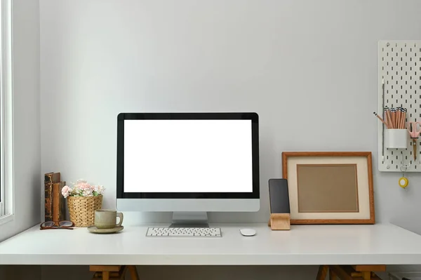 Lugar Trabalho Elegante Mesa Branca Minimalista Com Suprimentos Xícara Café — Fotografia de Stock