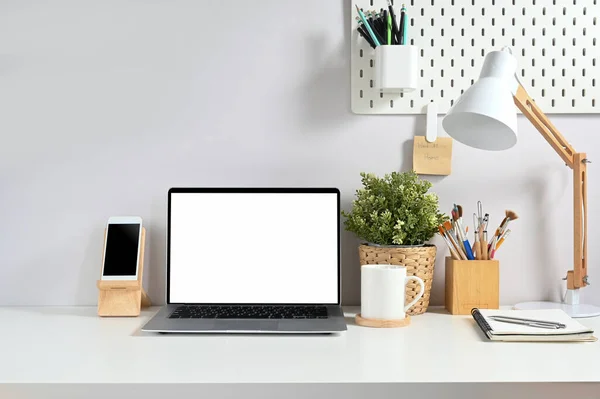 Espaço Trabalho Confortável Está Rodeado Por Laptop Tela Branca Vários — Fotografia de Stock
