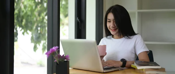 Mulher Concentrar Laptop Com Realização Xícara Café — Fotografia de Stock