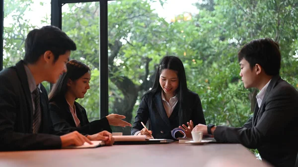 Businesspeople Discussing Together Conference Room Office — Stock Photo, Image