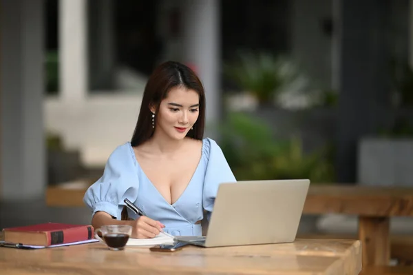 Retrato Mulher Negócios Sorrindo Enquanto Trabalhava Laptop Tome Nota Mesa — Fotografia de Stock
