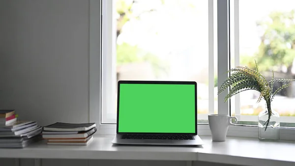 Laptop Workspace Zielonym Ekranem Sprzętem Biurowym — Zdjęcie stockowe
