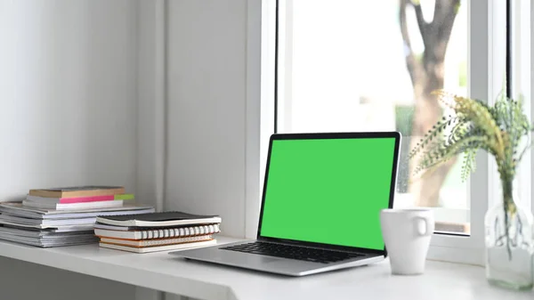 Komputer Widokiem Boku Laptop Zielonym Ekranem Materiałów Biurowych Biurku — Zdjęcie stockowe