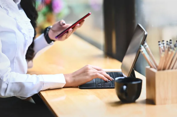 Multitasking Donna Che Lavora Con Tablet Digitale Tenendo Telefono Cellulare — Foto Stock